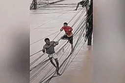 Thế giới - Lũ lịch sử ở Thái Lan: Người dân đu dây cáp, phá mái nhà thoát hiểm