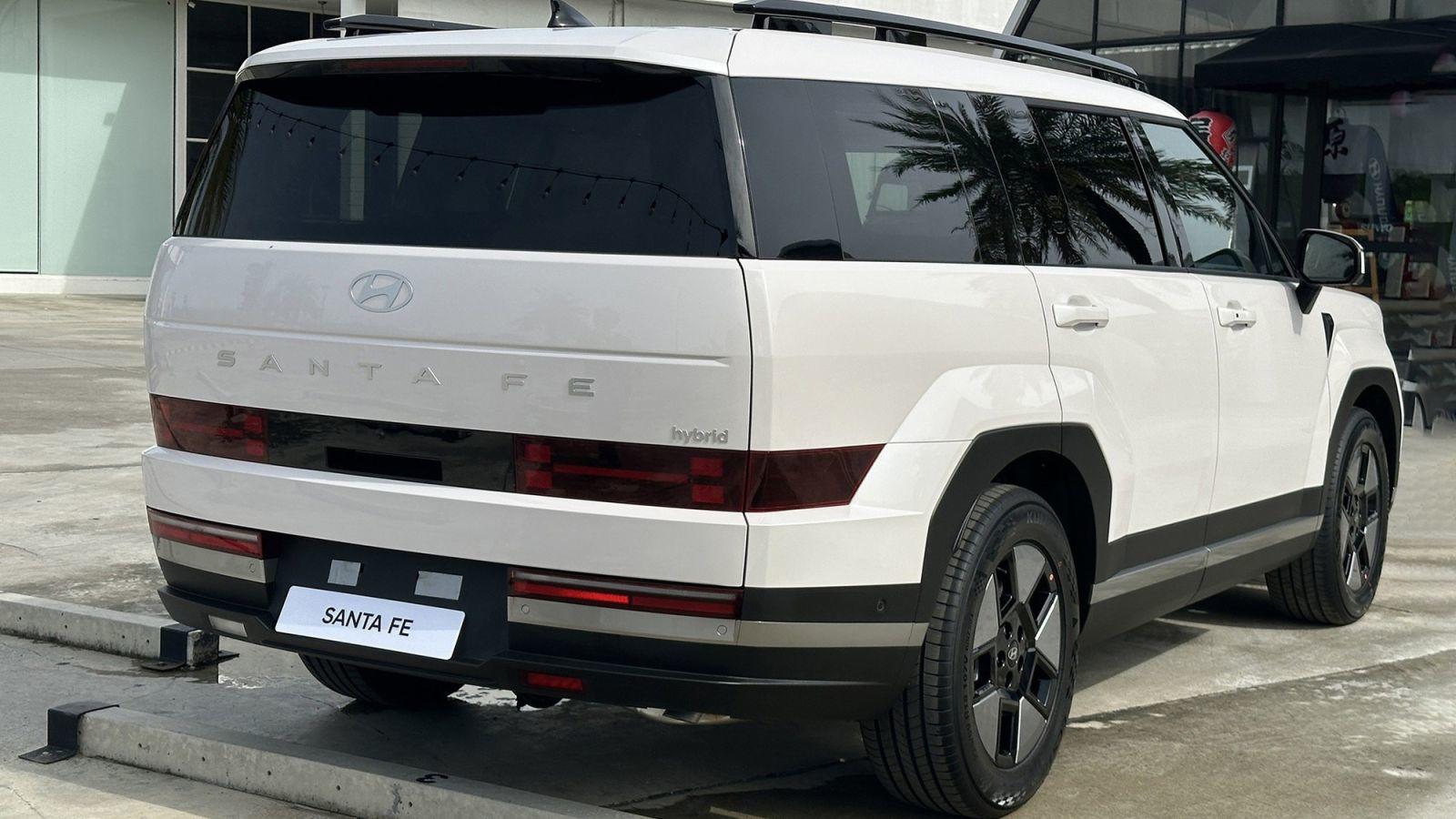 Hyundai SantaFe Hybrid được trang bị bộ pin lithium-ion 1,49 kWh đặt dưới sàn.