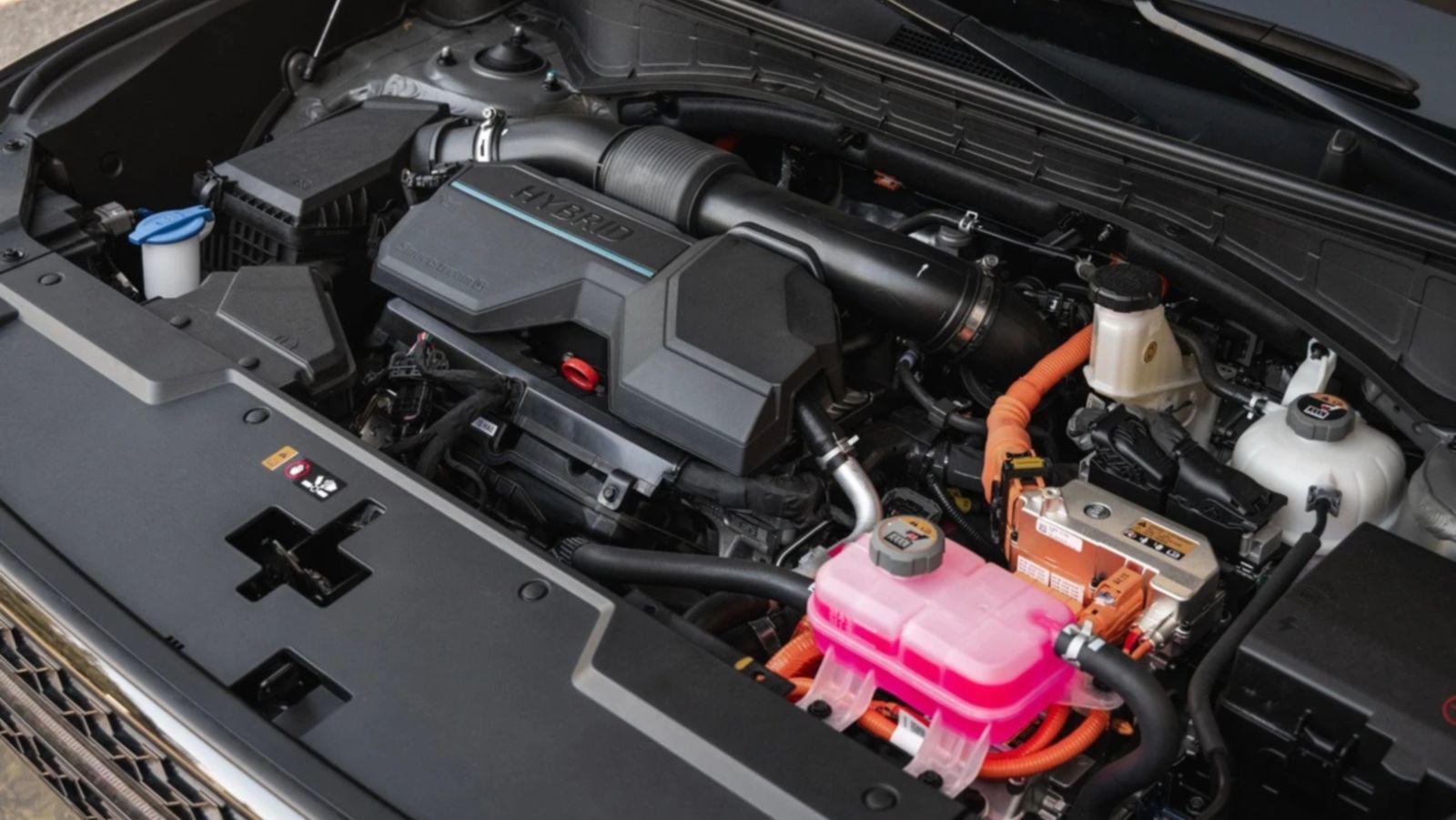 SantaFe Hybrid có mức tiêu hao nhiên liệu thấp hơn cả Kia Sorento Hybrid (5,8L/100km).