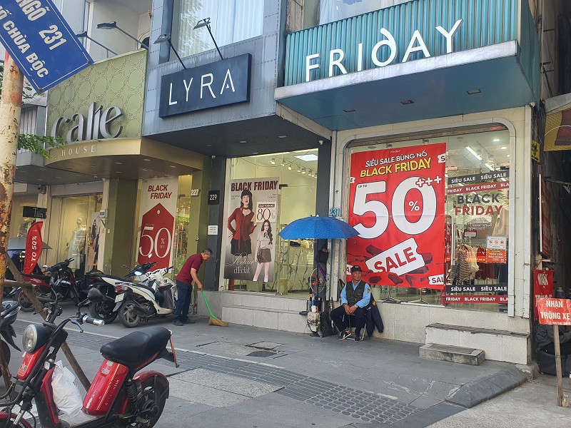 Năm nay, Black Friday diễn ra vào ngày 28/11 nhưng rất nhiều cửa hàng, cửa hiệu và trung tâm thương mại đã bắt đầu giảm giá từ ngày 20/11, sớm hơn gần một tuần.