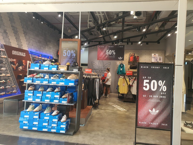 Hàng loạt các cửa hàng, siêu thị từ thời trang, đồ gia dụng đến điện máy đã mạnh tay giảm đến 60–70% hàng nghìn sản phẩm nhằm thu hút khách hàng.