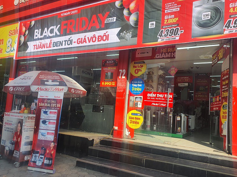 Dạo quanh các con phố như Chùa Bộc, Tôn Đức Thắng, Cầu Giấy, Phạm Ngọc Thạch, Tây Sơn… không khó để bắt gặp hàng loạt cửa hàng trang trí treo biển giảm giá, khuyến mại từ 50-90% và nhiều chương trình tri ân khách hàng khác như mua 1 tặng 1, mua 3 tặng 5, thậm chí là mua 5 tặng 6 với một số sản phẩm…