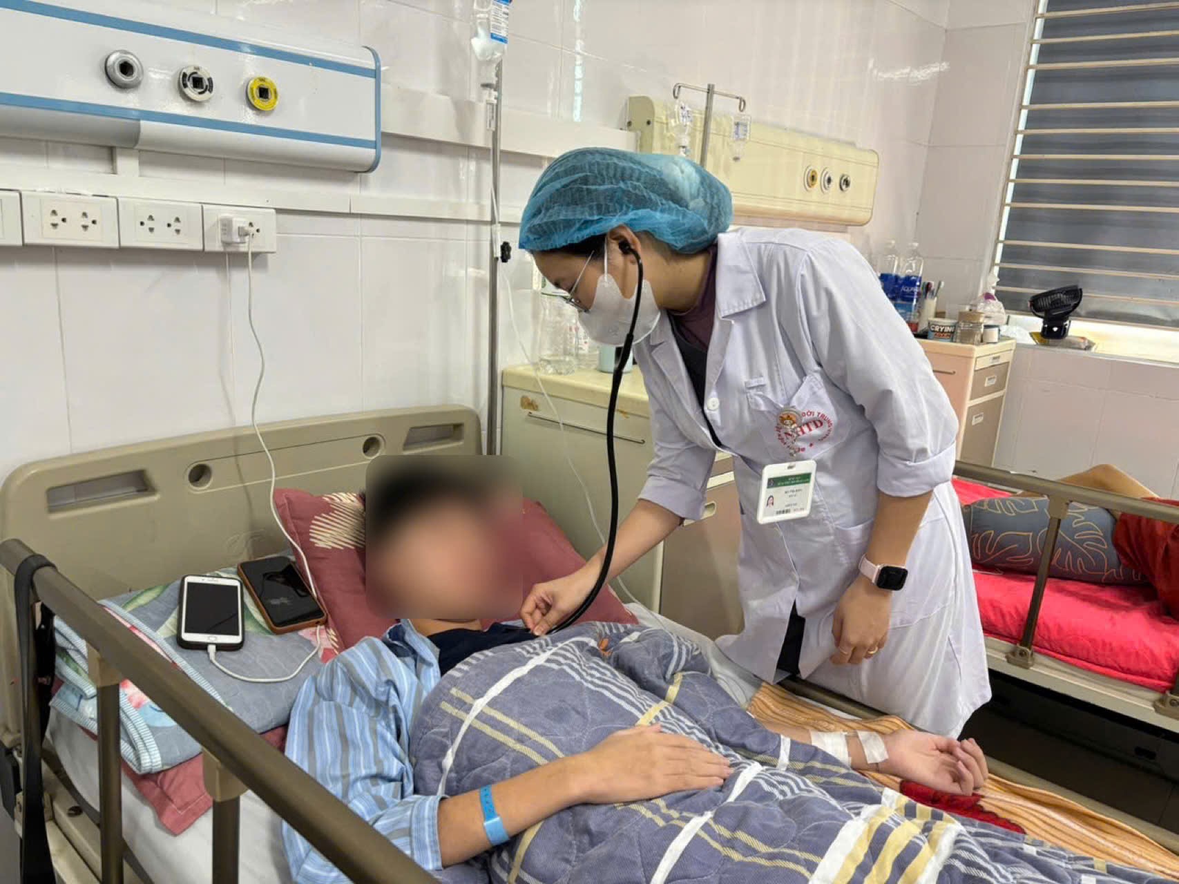 7 ngày sau khi bị lợn cắn, bé trai bị sốt cao liên tục. 