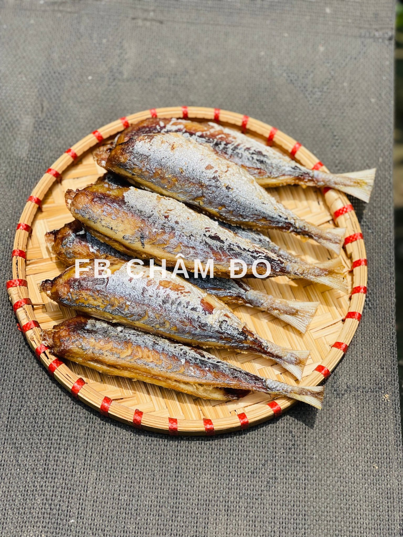 Cá&nbsp;rửa sạch với muối và gừng, để ráo. Ướp cùng hành, tỏi băm và phần gia vị ướp khoảng 15 phút.