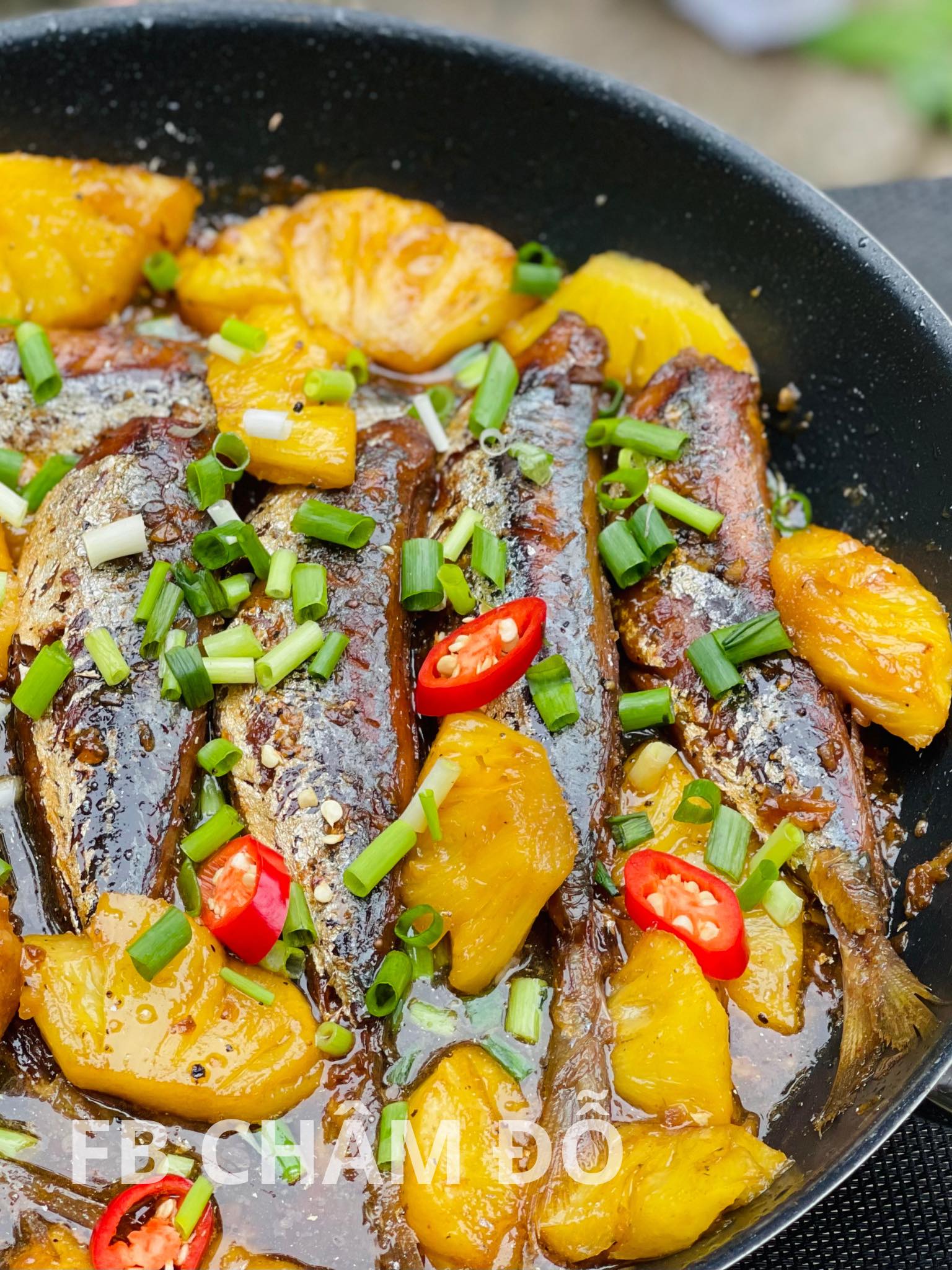 Phi thơm hành, tỏi và gừng rồi cho cá và các loại gia vị xốt vào kho. Sau khoảng 10 phút thì lật mặt cá cho ngấm đều gia vị. Sau khoảng 20 phút thì cho dứa vào kho cùng cá.