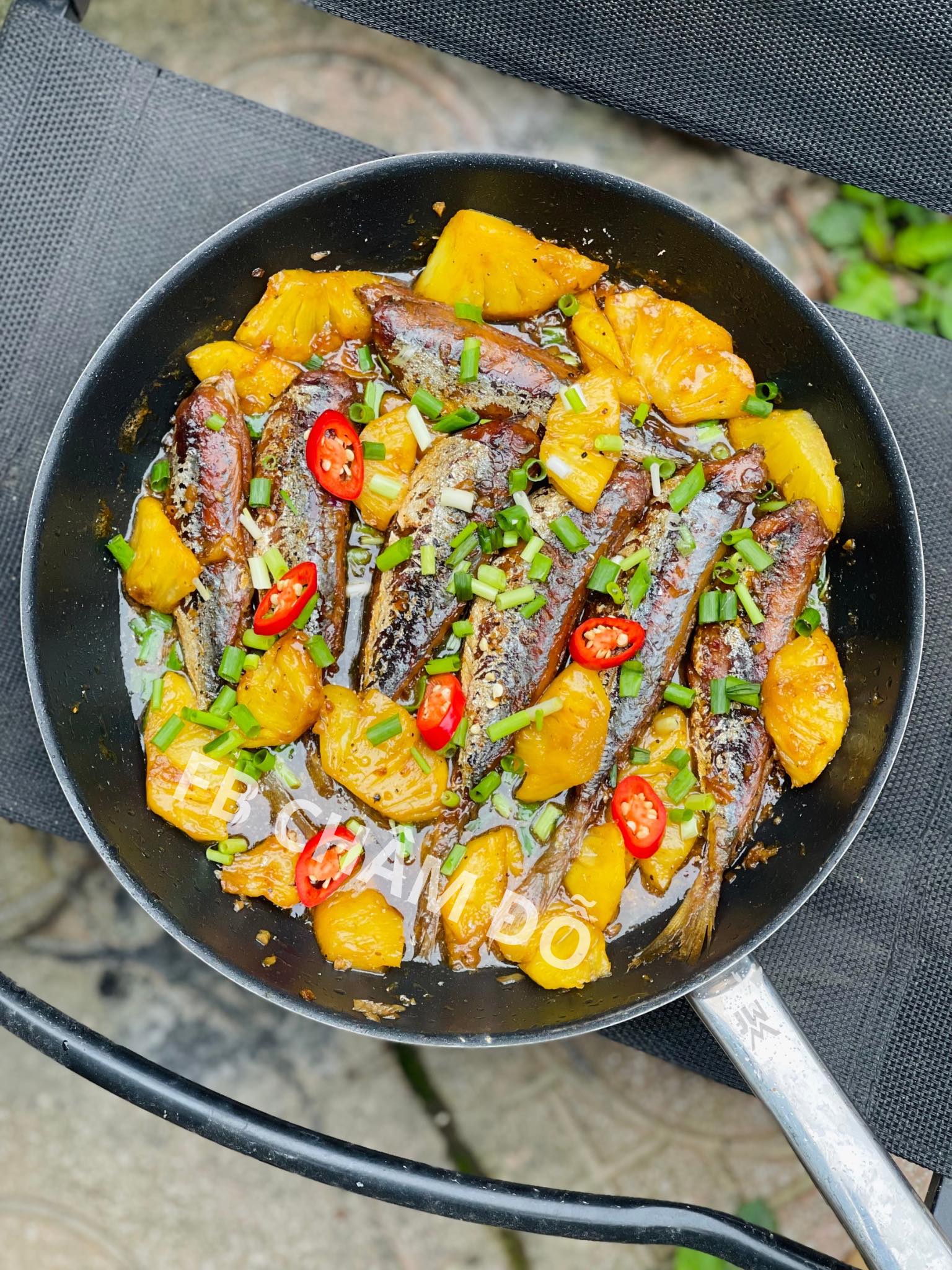 Đun nhỏ lửa đến khi xốt cạn thì thêm ớt sừng và hành lá vào là hoàn thiện món ăn.