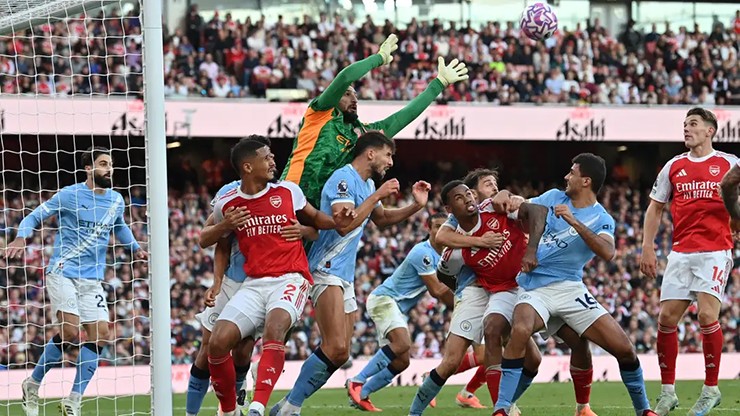 Va chạm giữa thủ môn và các cầu thủ là 1 "đặc sản" của Premier League