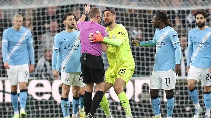 Donnarumma bị cuốn vào việc tranh cãi với trọng tài và nhận tới 3 thẻ vàng chỉ sau 9 trận ở NHA