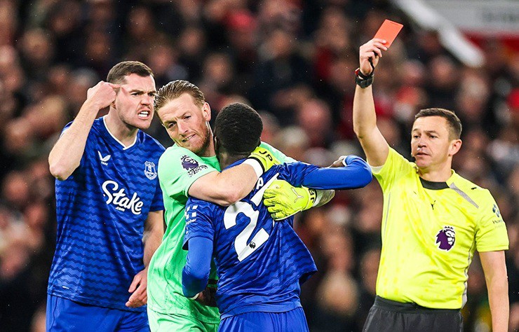 Xô xát trận MU - Everton: Gueye bị thẻ đỏ vì tát vào mặt đồng đội - 1