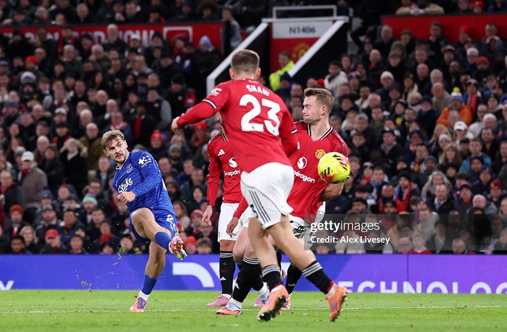 Dewsbury Hall ghi siêu phẩm, giúp Everton đánh bại MU lần đầu tiên ngay tại Old Trafford kể từ năm 2013