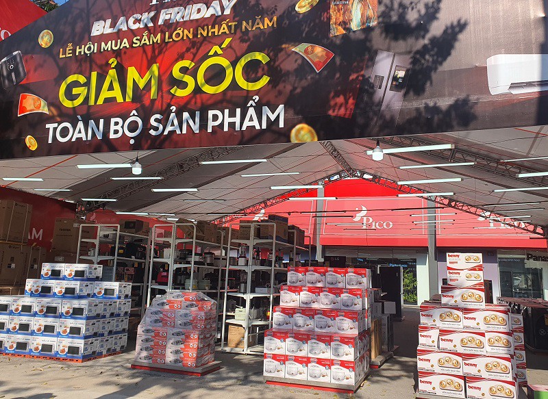 Siêu thị này còn làm hẳn một gian hàng giảm giá ngay bên ngoài để người tiêu dùng tiện quan sát và mua sắm.