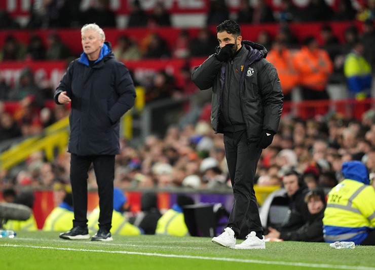 HLV Amorim không mạnh dạn tăng thêm nhân sự cho mặt trận tấn công dù MU chơi hơn người hơn 75 phút