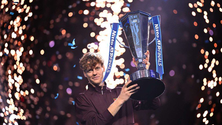 Sinner nâng cao cup vô địch sau khi đánh bại Alcaraz trong trận chung kết ATP Final 2025