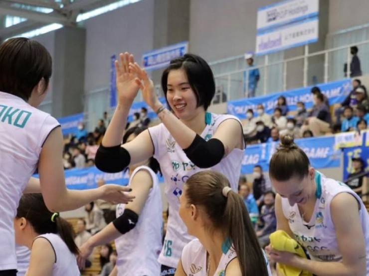 Thanh Thúy (đứng giữa) đang thi đấu với phong độ cao ở giải hàng đầu Nhật Bản