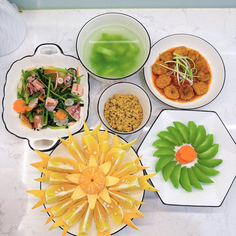 Mực xào cần tỏi - Bí xanh, cà rốt luộc - Thịt viên xốt cà chua - Cam