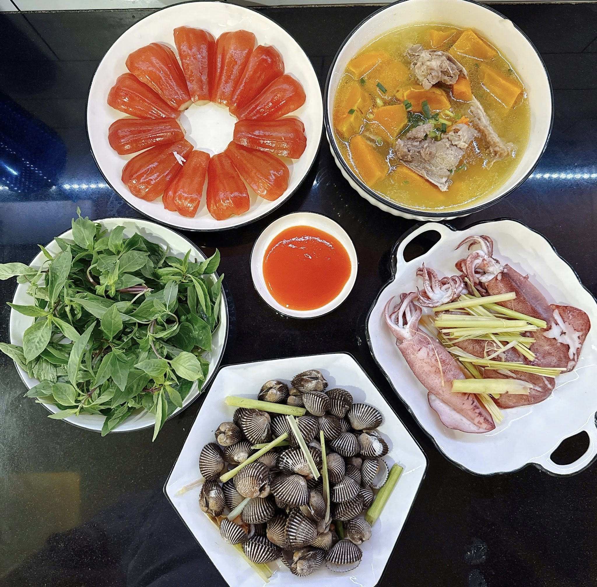 Mực hấp - Sò huyết hấp - Canh bí đỏ - Roi