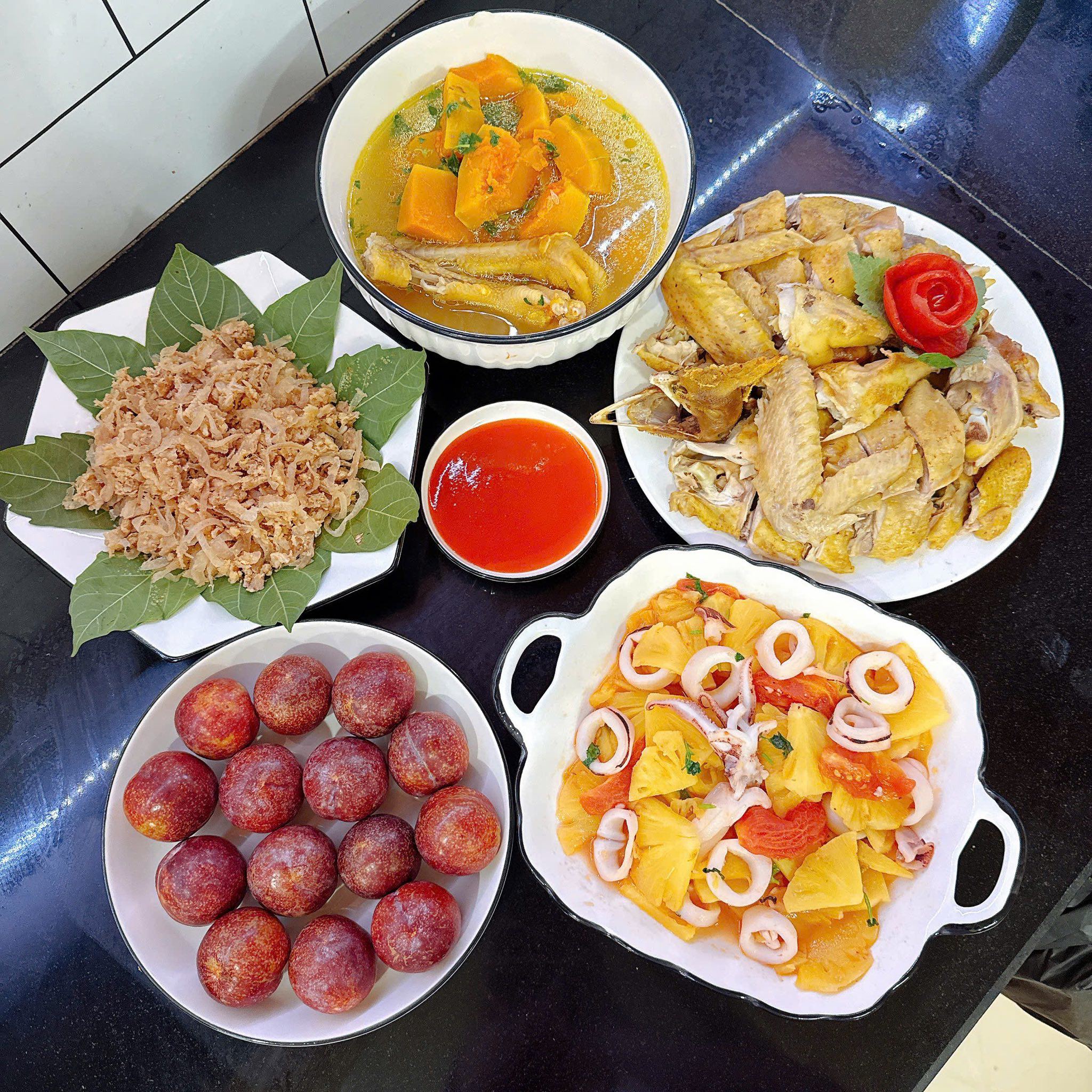 Canh bí đỏ - Gà luộc - Mực xào dứa - Nem nắm - Mận