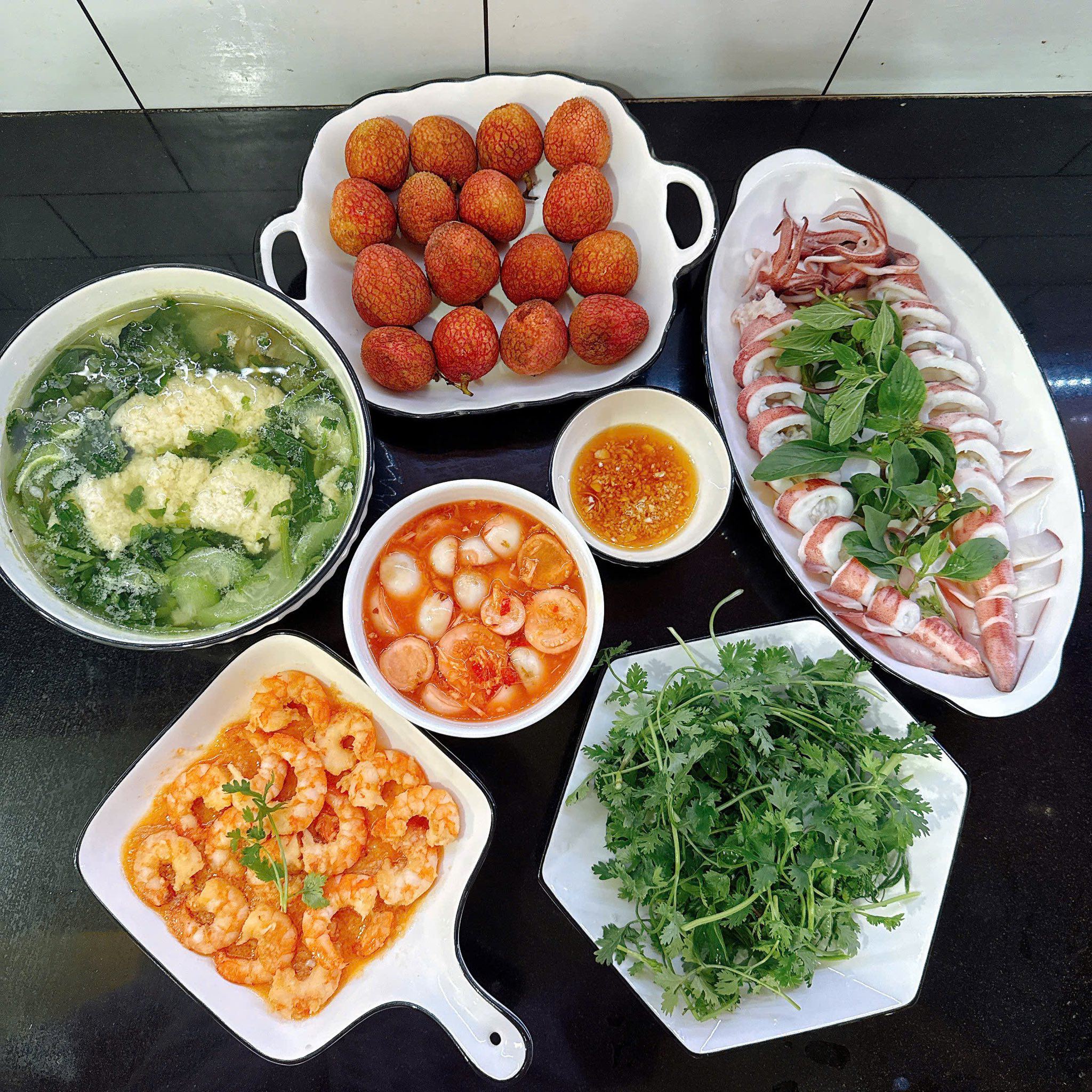 Mực hấp - Tôm xốt chua ngọt - Canh bầu mồng tơi - Cà muối chua - Vải