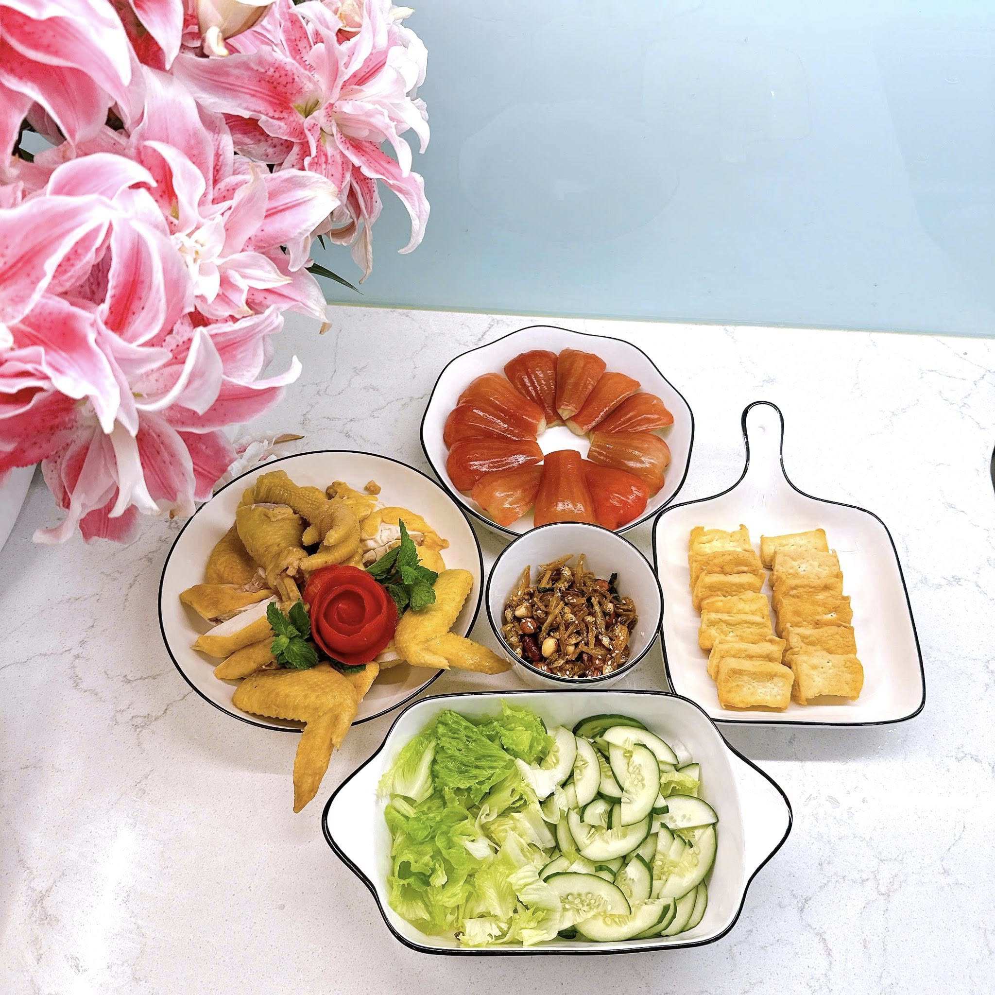 Gà luộc - Đậu rán - Salad dưa chuột - Roi