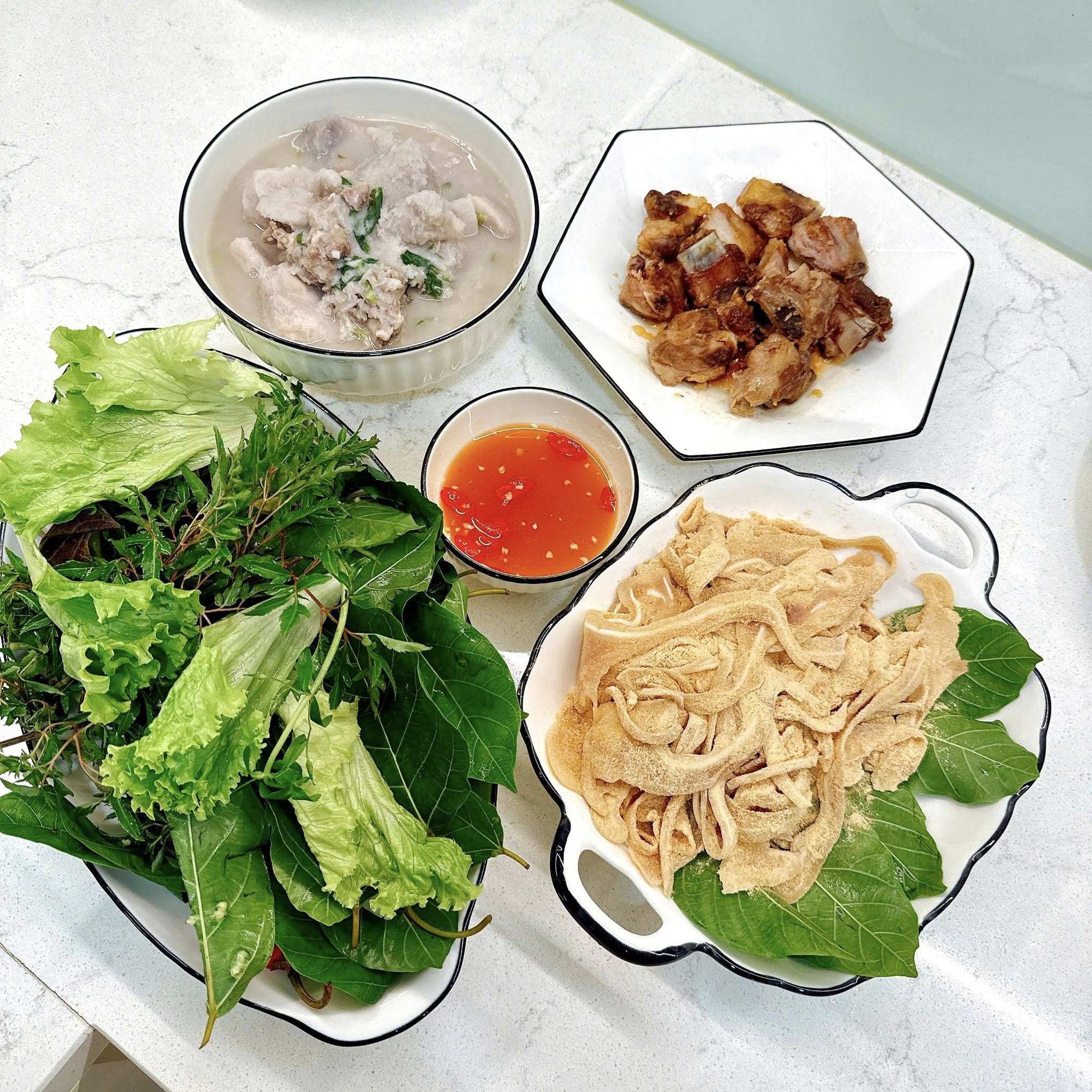 Nem tai - Sườn rang - Canh khoai sọ - Rau sống