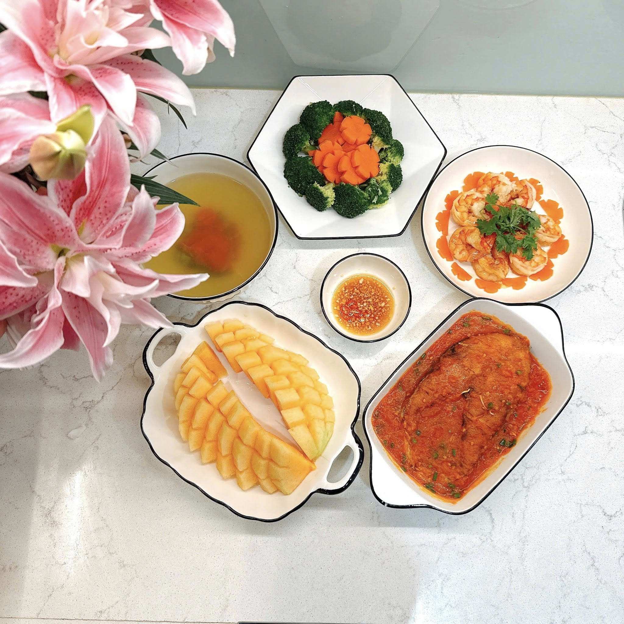 Cá thu xốt cà chua - Tôm rim - Súp lơ - Cà rốt luộc - Dưa vàng