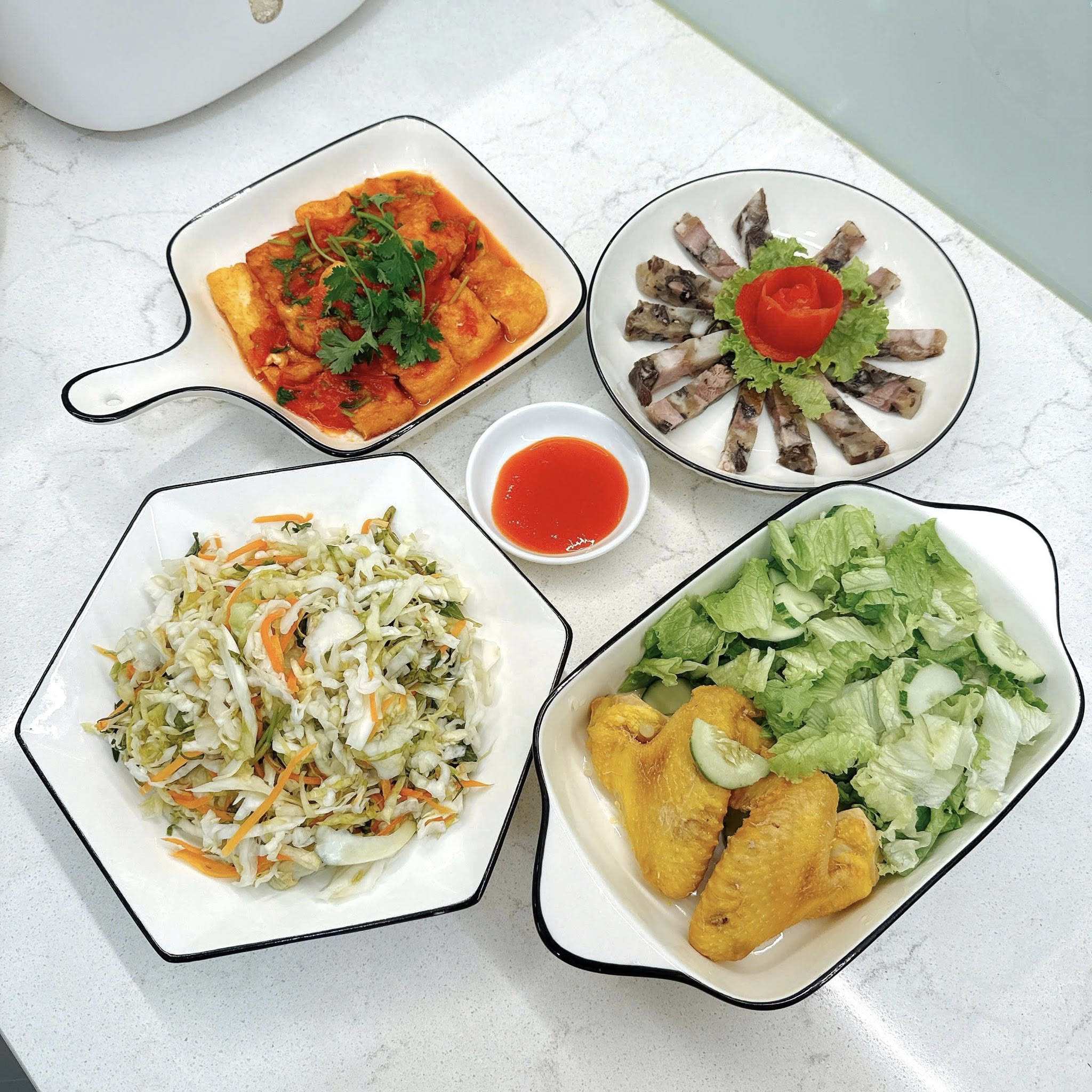 Đậu xốt cà chua - Giò xào - Dưa muối - Rau sống