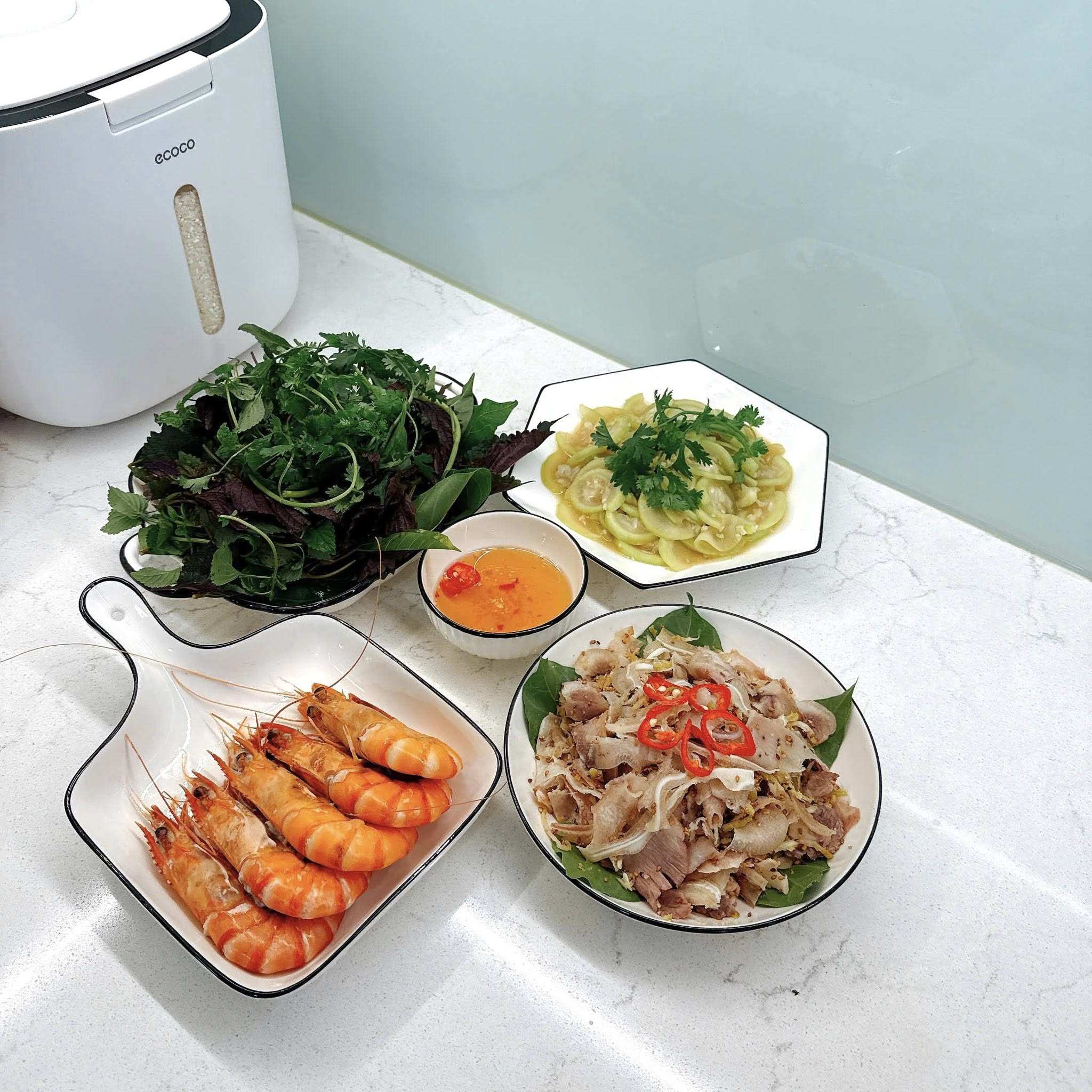 Tôm hấp - Bầu xào - Rau sống - Nem chạo