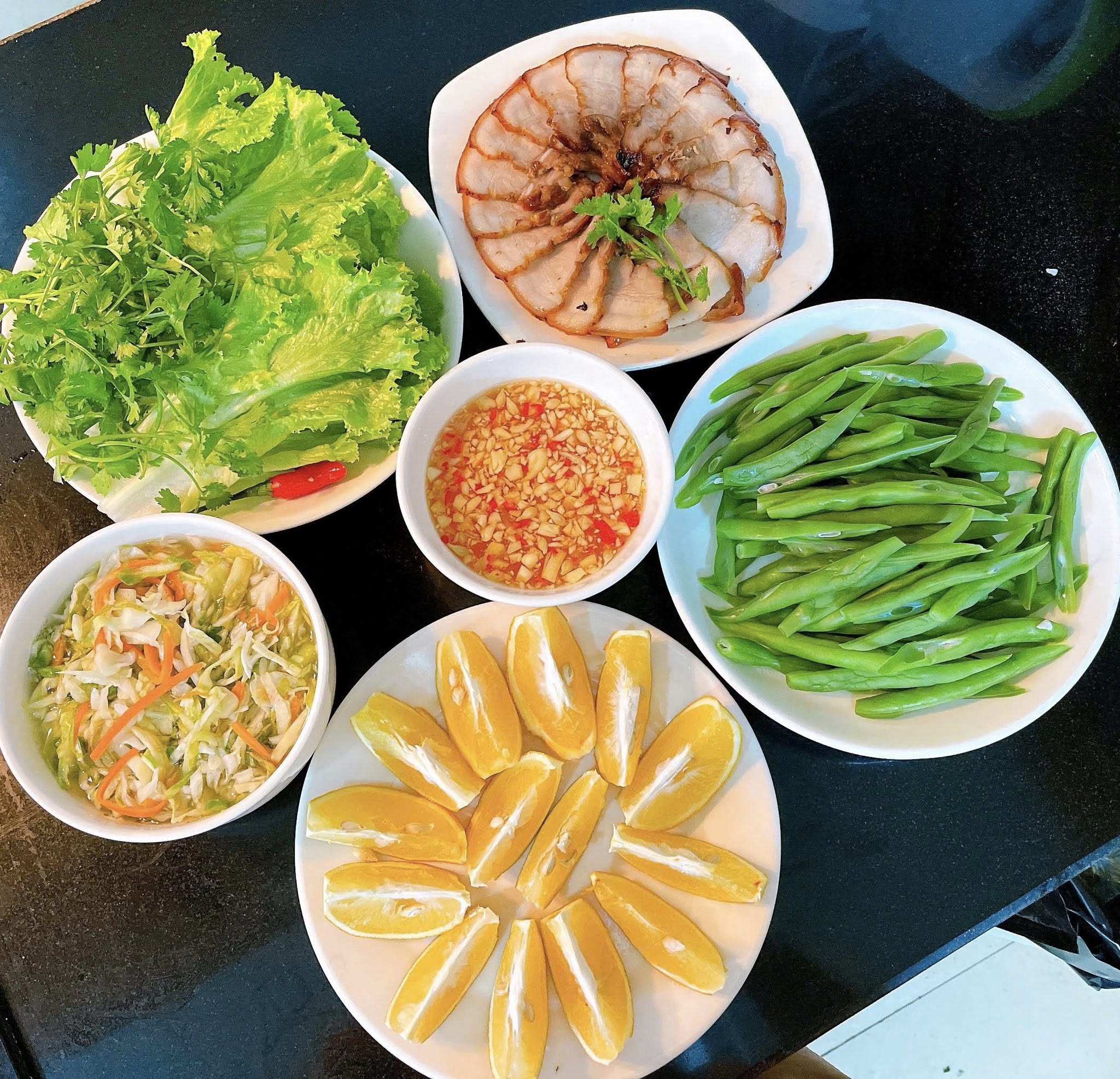 Đỗ luộc - Thịt rán - Dưa chua - Rau sống - Cam