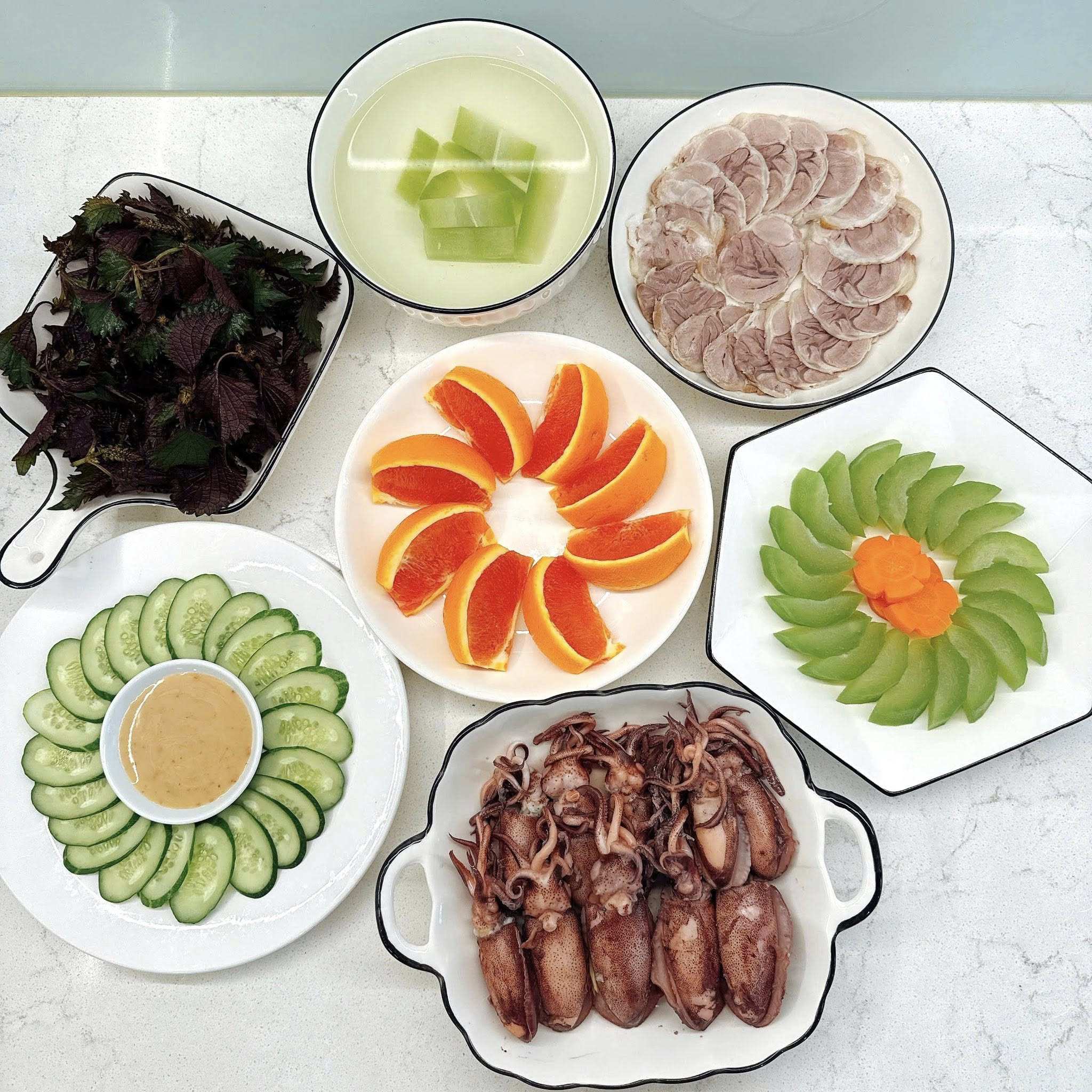 Thịt chân giò luộc - Mực hấp - Bí xanh luộc - Dưa chuột chấm xốt mè rang - Cam 