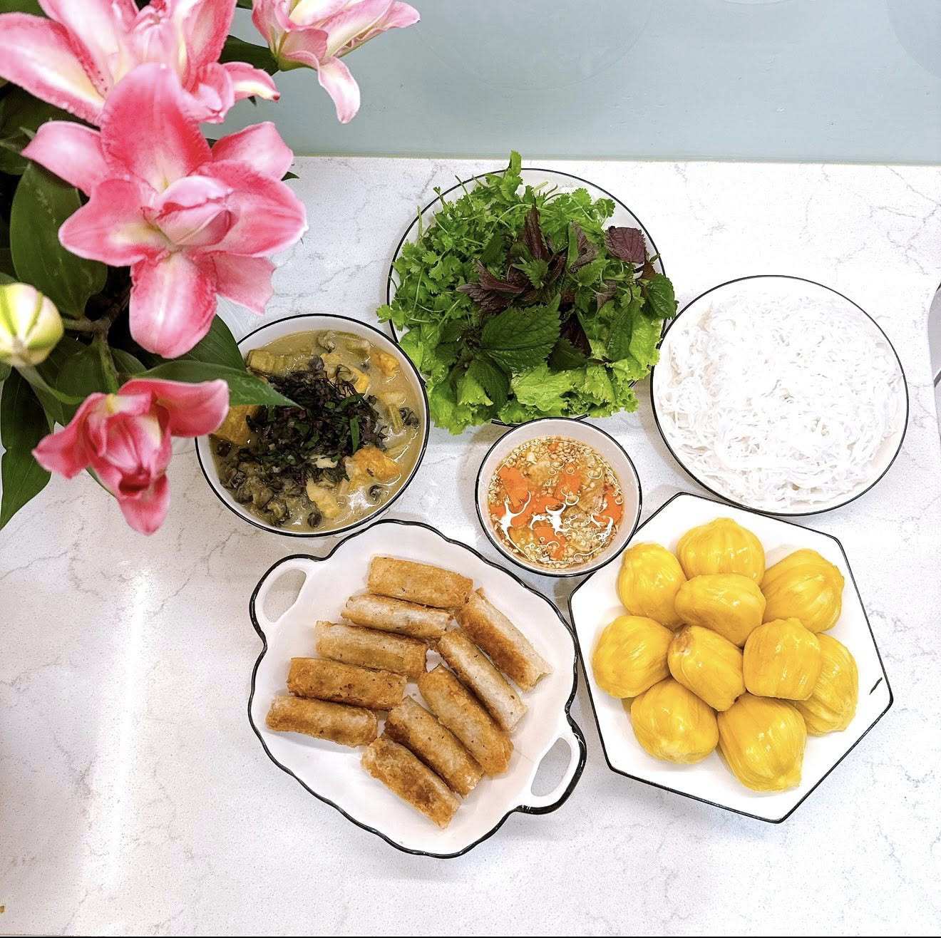 Ốc nấu chuối đậu - Bún rối - Nem rán - Mít 