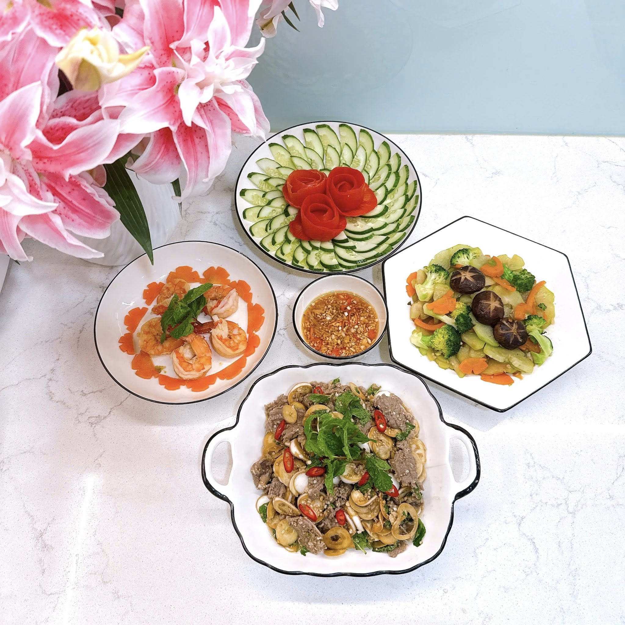 Gỏi bò cà pháo - Tôm hấp - Rau củ quả xào - Dưa chuột