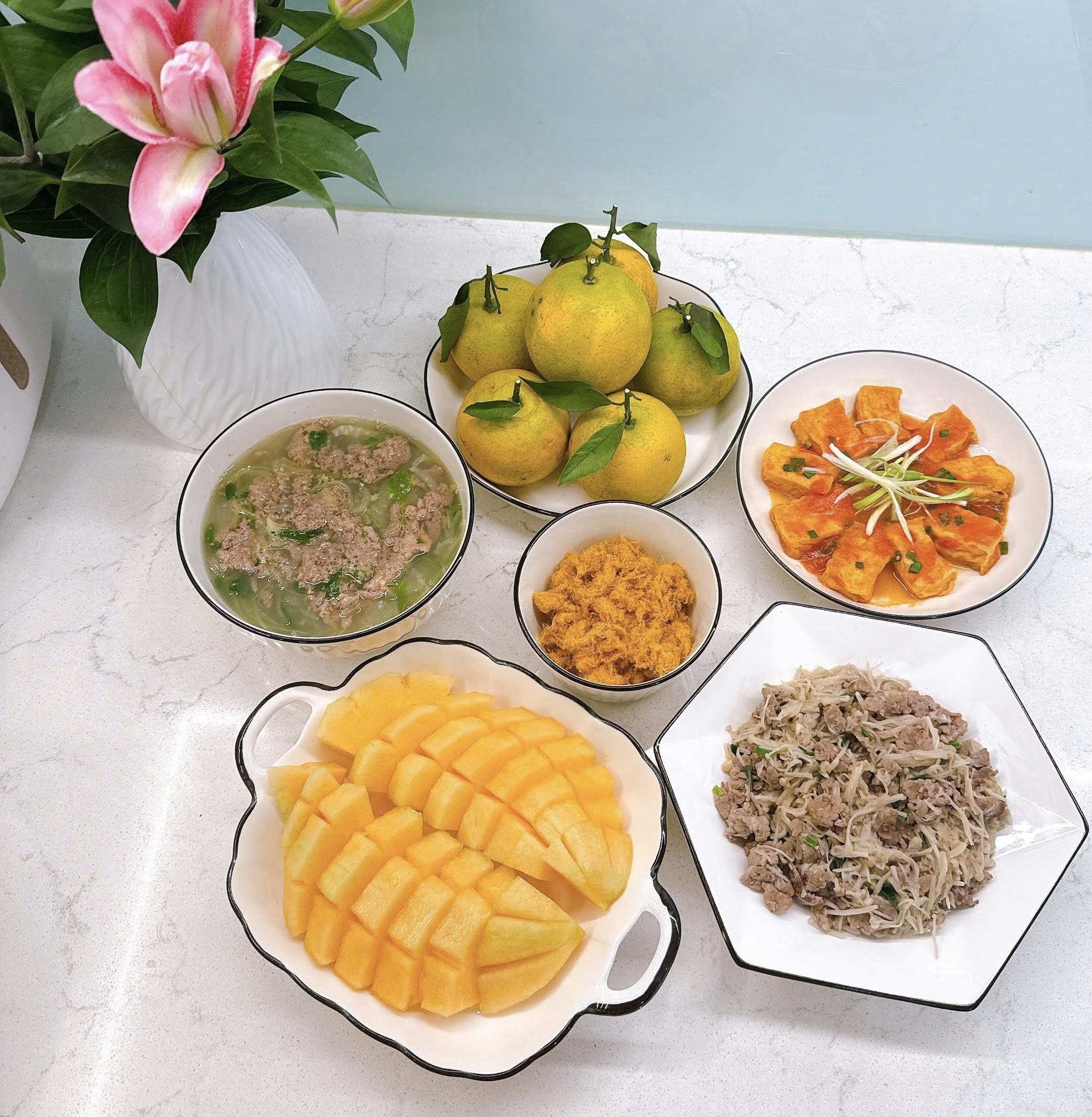 Canh riêu tôm bầu - Đậu xốt cà chua - Bò xào nấm - Ruốc tôm - Dưa vàng