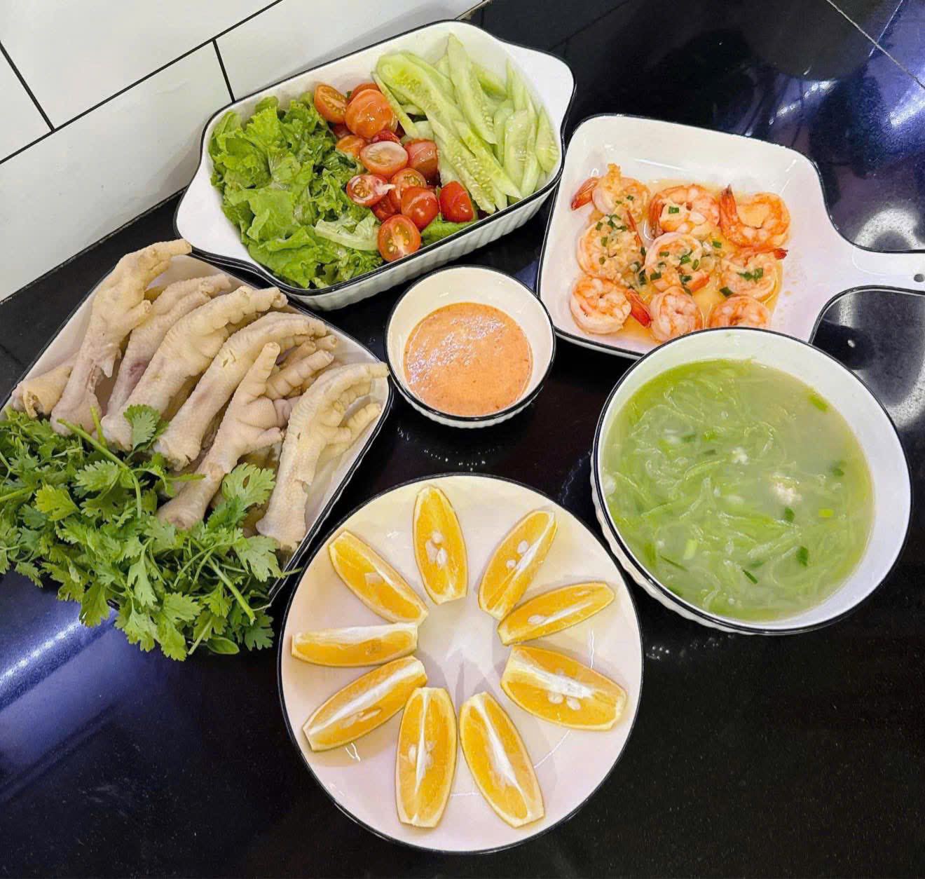 Salad mè rang - Chân gà luộc - Tôm rim bơ tỏi - Canh bầu - Cam