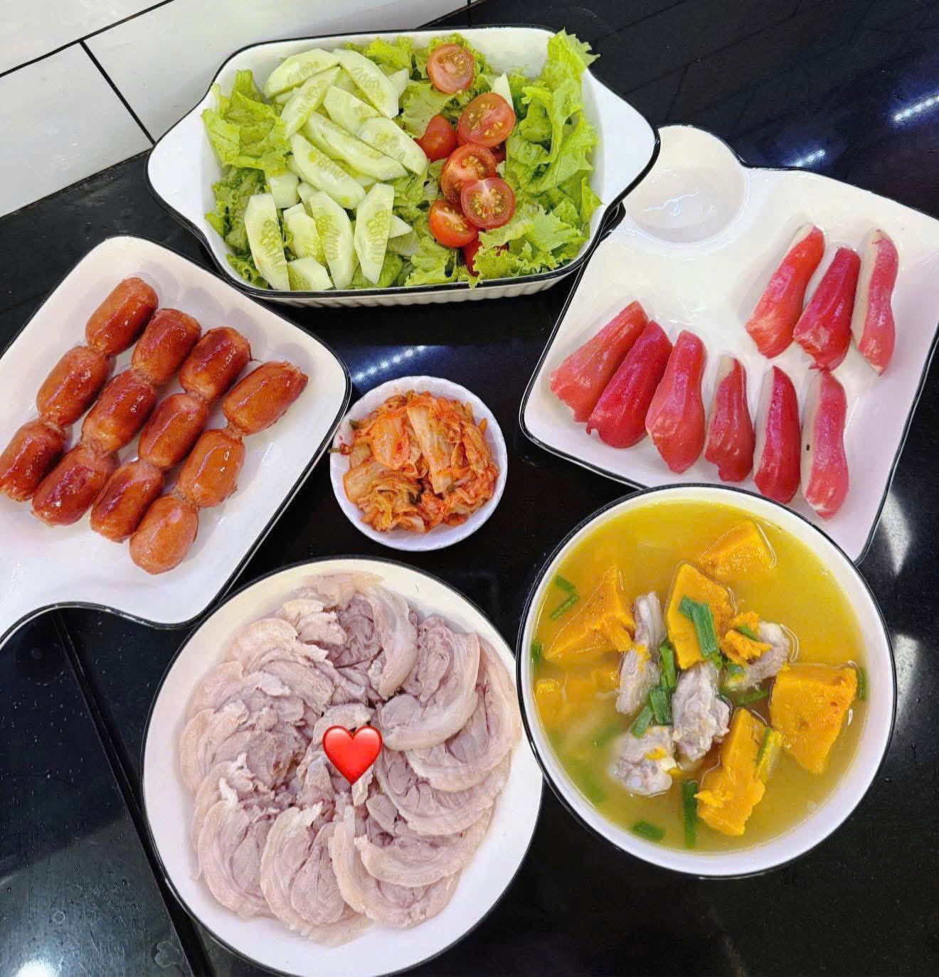 Thịt chân giò luộc - Canh bí đỏ - Xúc xích rán - Salad mè rang - Roi tráng miệng