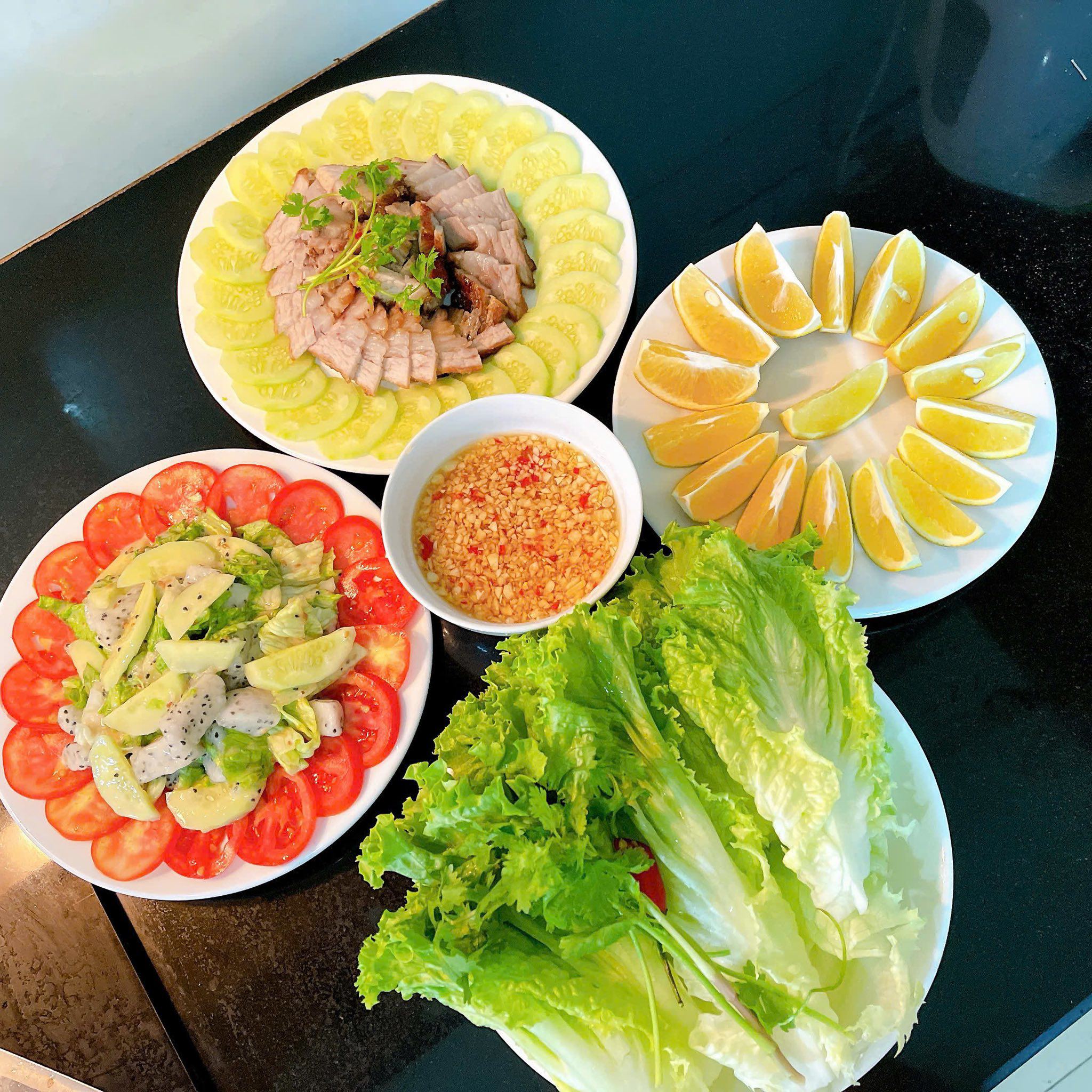Salad cà chua dưa chuột - Thịt rán - Rau sống - Cam