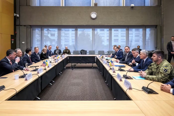 Phái đoàn Mỹ và Ukraine tham gia đàm phán về điều khoản hòa bình ở Geneva, Thụy Sĩ. Ảnh: AFP.