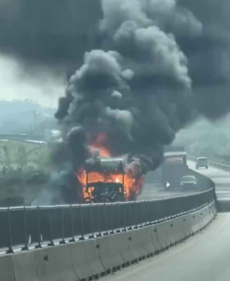 Chiếc xe tải đầu kéo bốc cháy trên cao tốc, trơ lại khung xe.