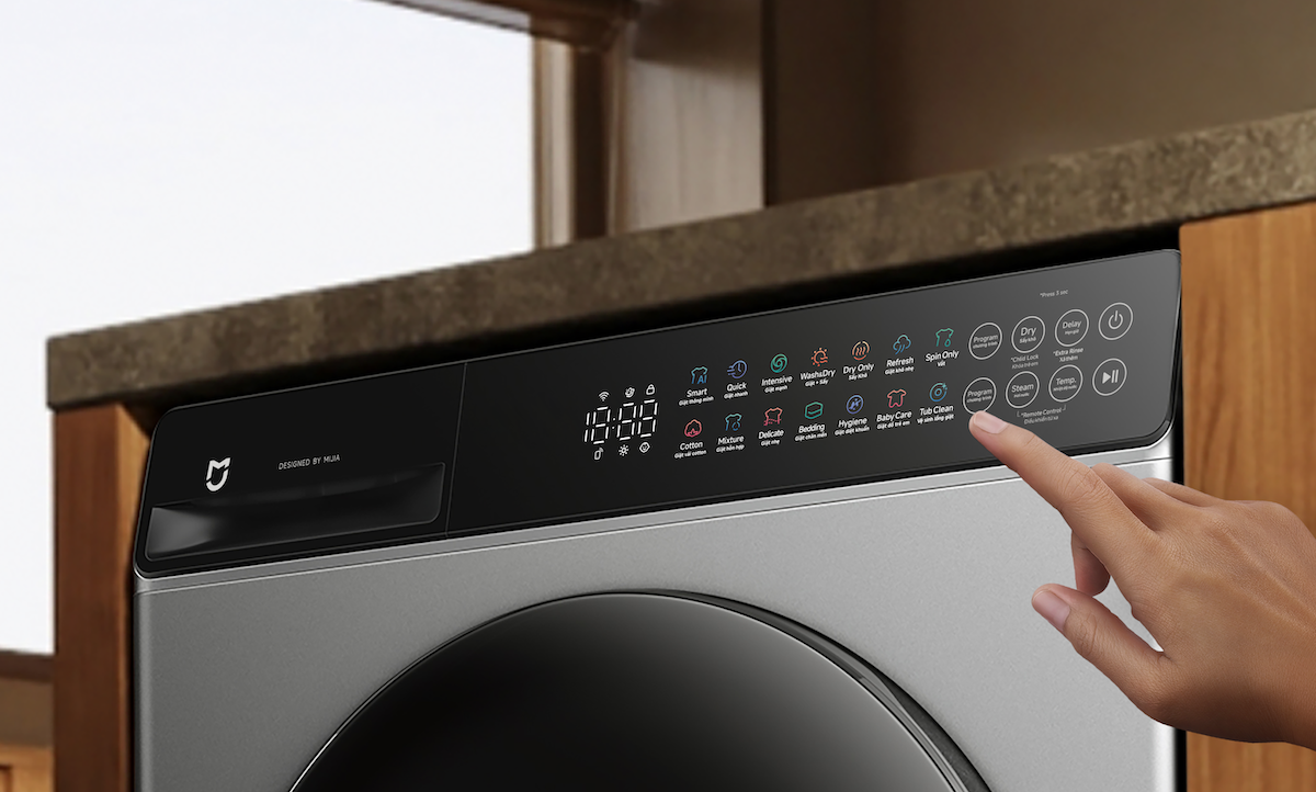 Bảng điều khiển trông hiện đại với các nút cảm ứng.