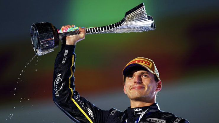 Verstappen thắng ‘lớn’ sau án phạt của McLaren