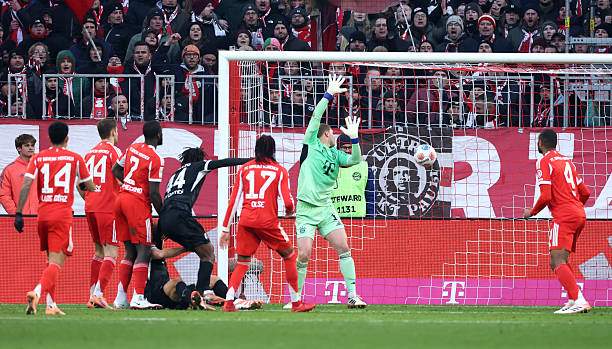 Freiburg 2 lần chọc thủng lưới Bayern từ các quả phạt góc