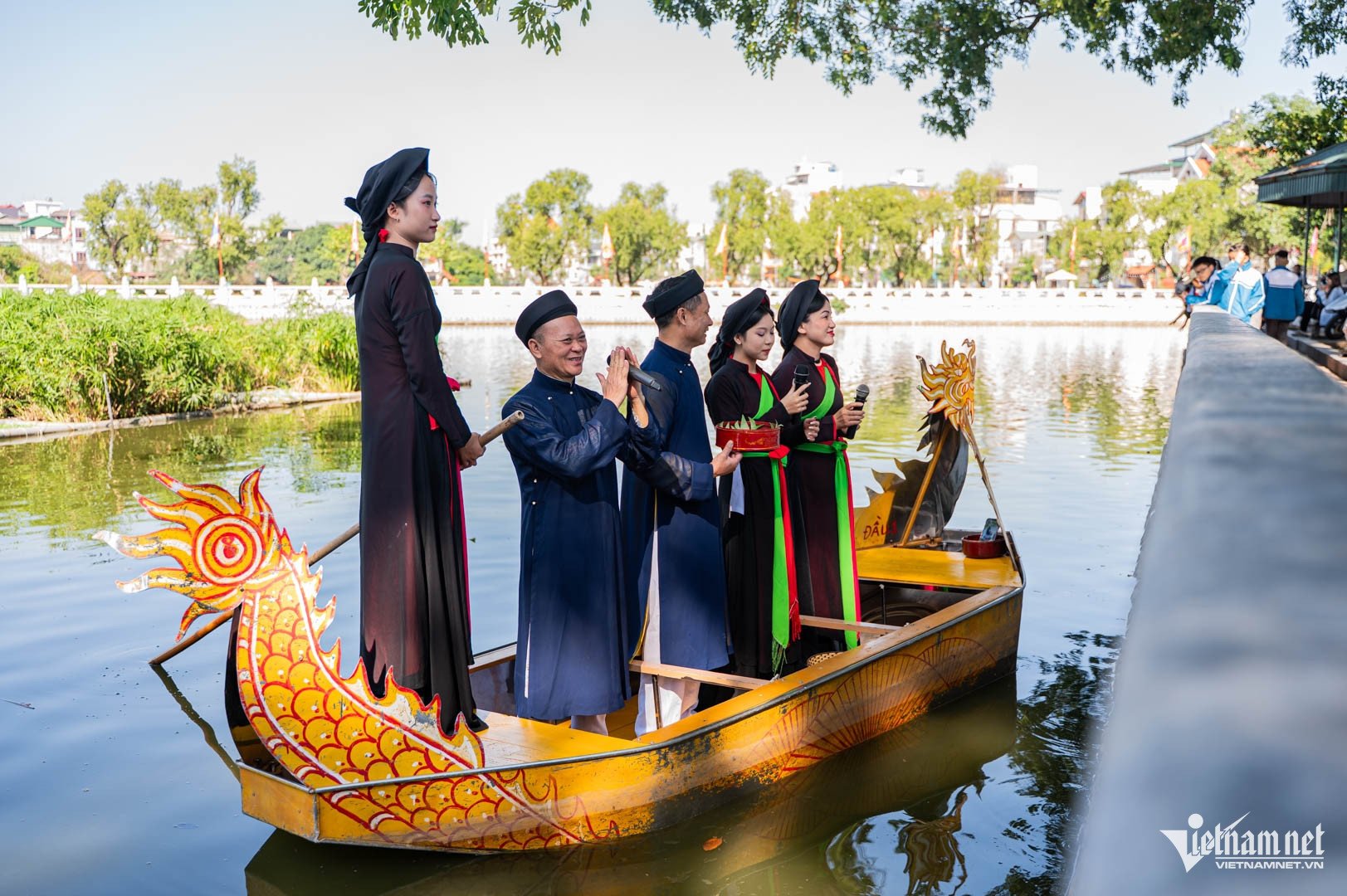 Du khách còn được thưởng thức màn biểu diễn hát quan họ ở thủy đình của các liền anh liền chị