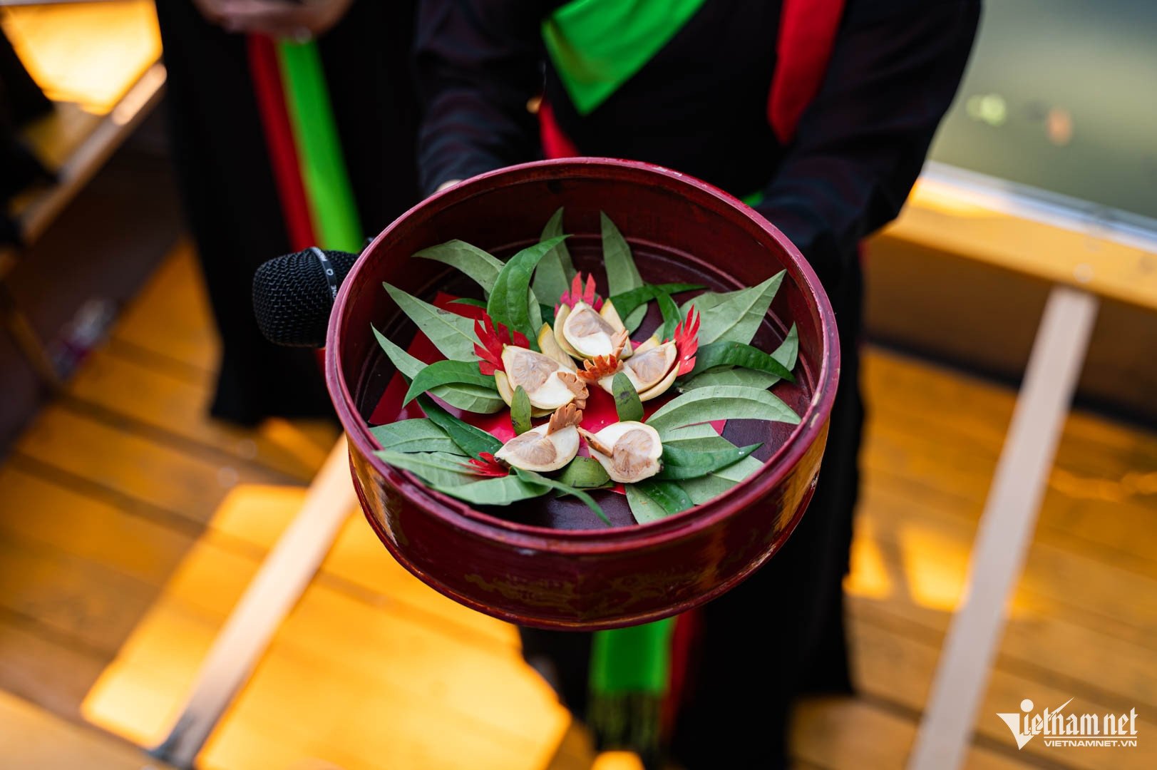 Du khách còn được thưởng thức màn biểu diễn hát quan họ ở thủy đình của các liền anh liền chị