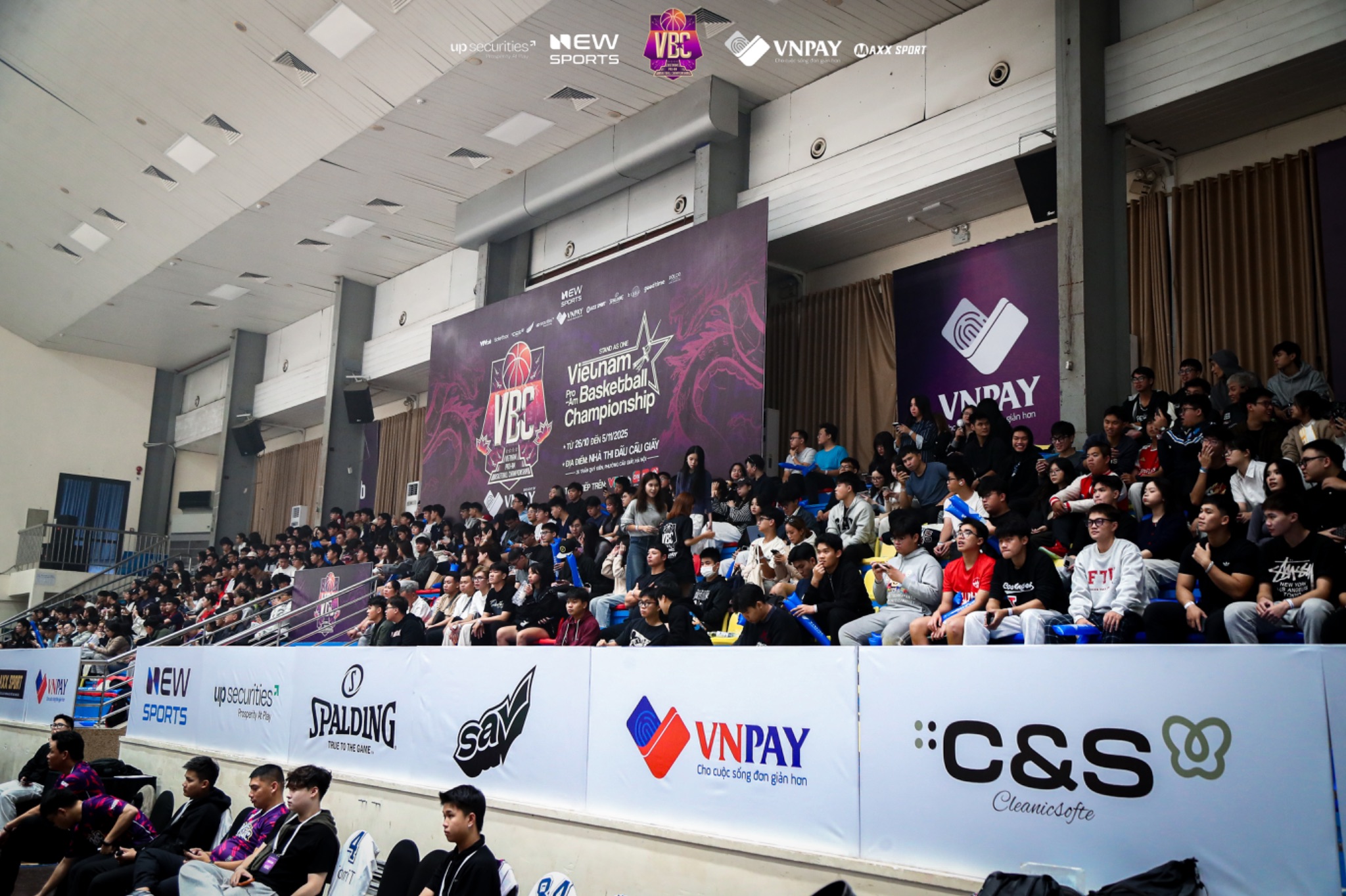 Khán giả lấp kín nhà thi đấu để cổ vũ cho đội bóng yêu thích.