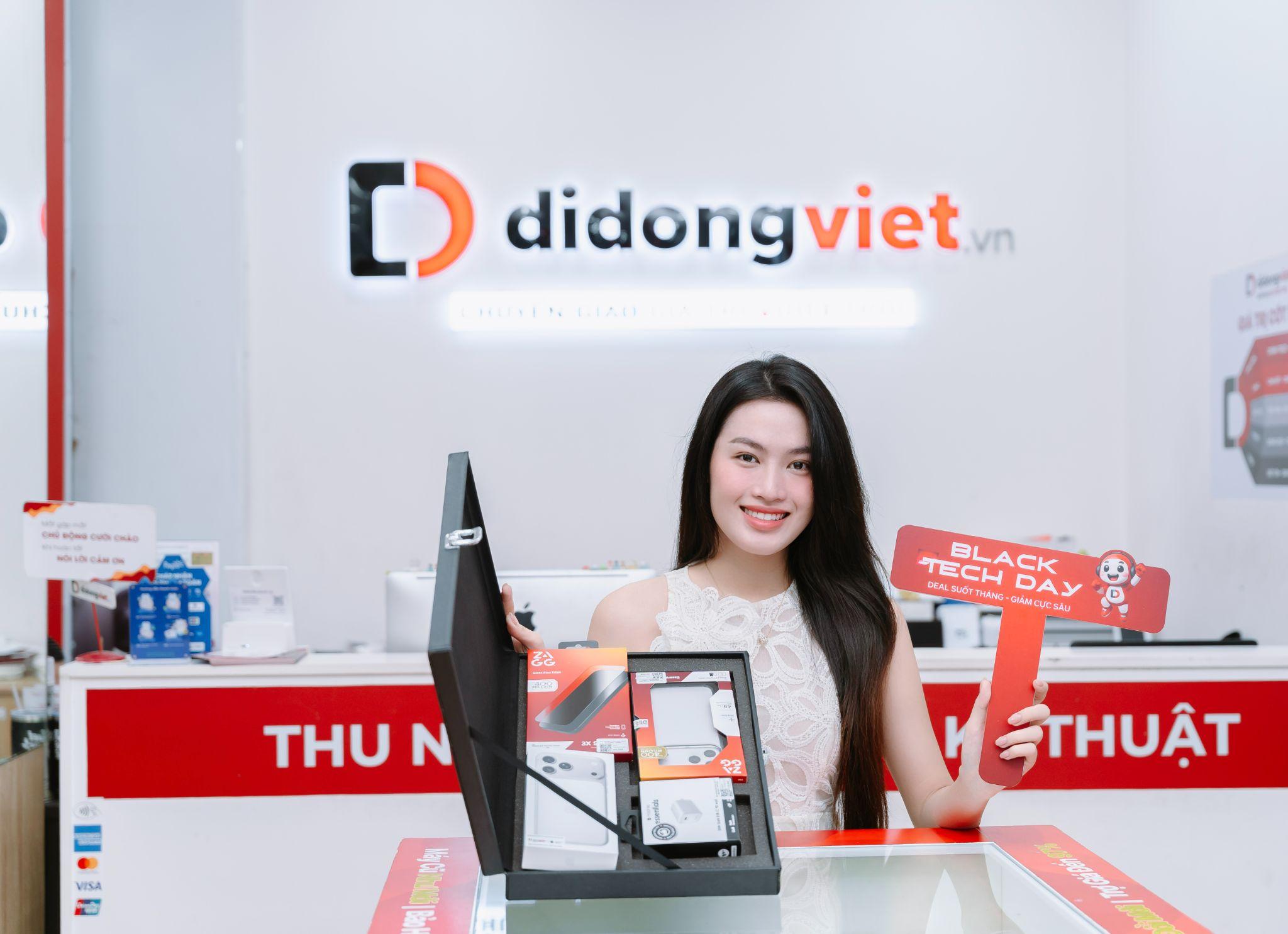 Á hậu Minh Thư hào hứng “đập hộp” iPhone mới trong tuần lễ Black Friday tại Di Động Việt.