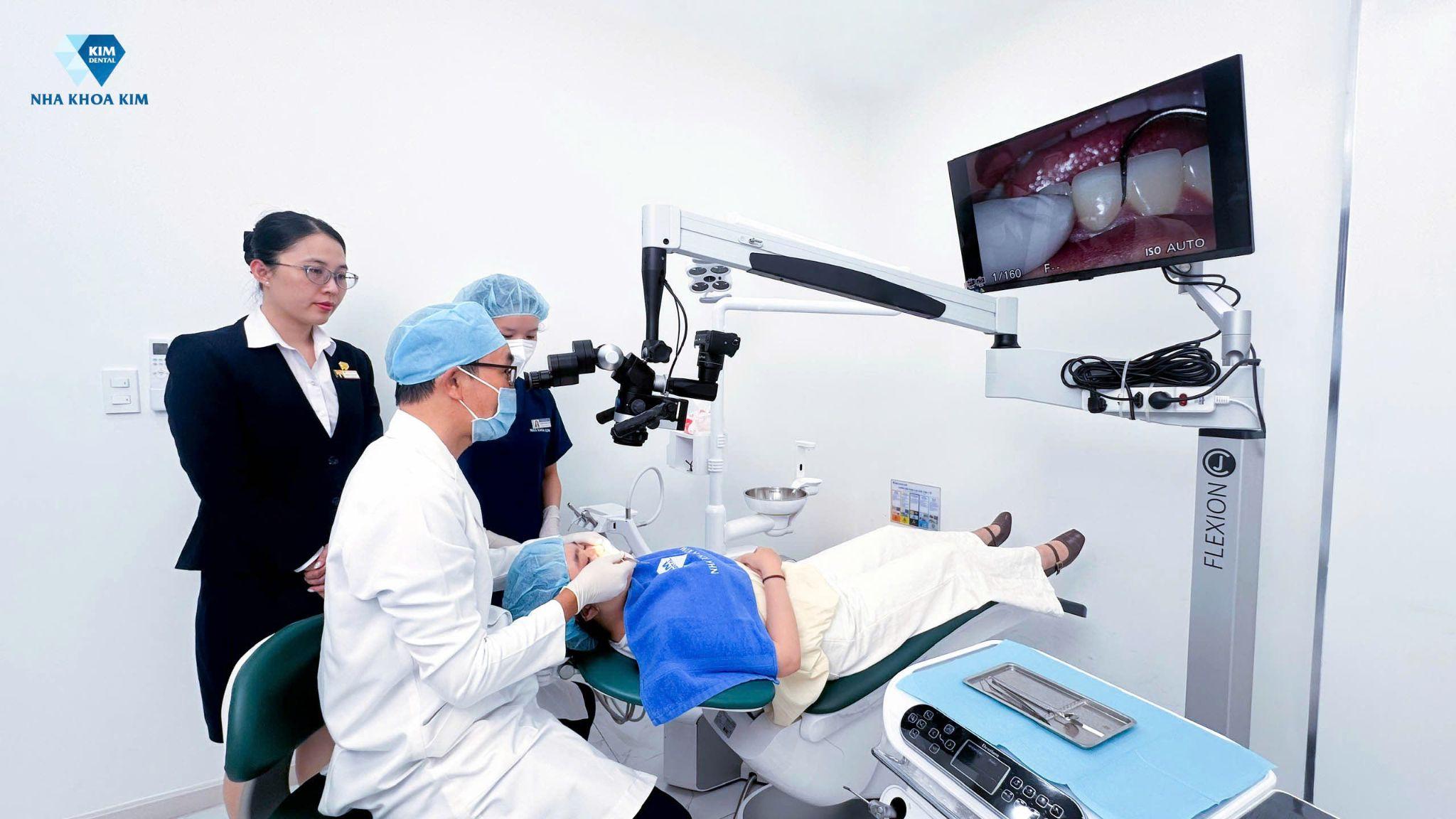 Bác sĩ đang thực hiện bọc răng sứ thẩm mỹ, kiểm soát đường hoàn tất bằng kính hiển vi nha khoa để đạt kết quả hoàn hảo