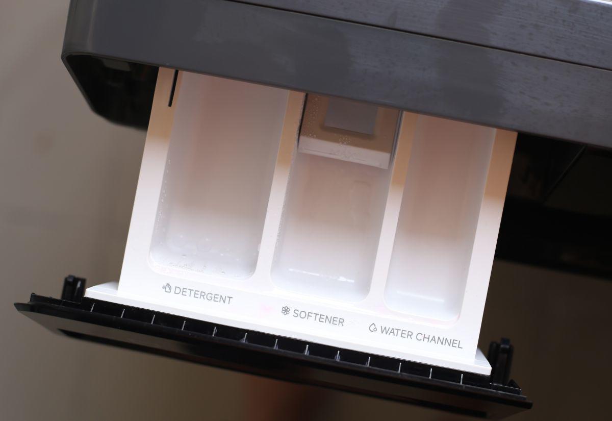 Hộc chứa nước giặt (trái), xả (giữa) và kênh dẫn nước (phải).