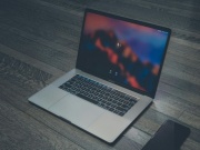 Bản lề MacBook Pro M5 kêu cót két sau 2 tuần sử dụng: Apple coi là "bình thường"