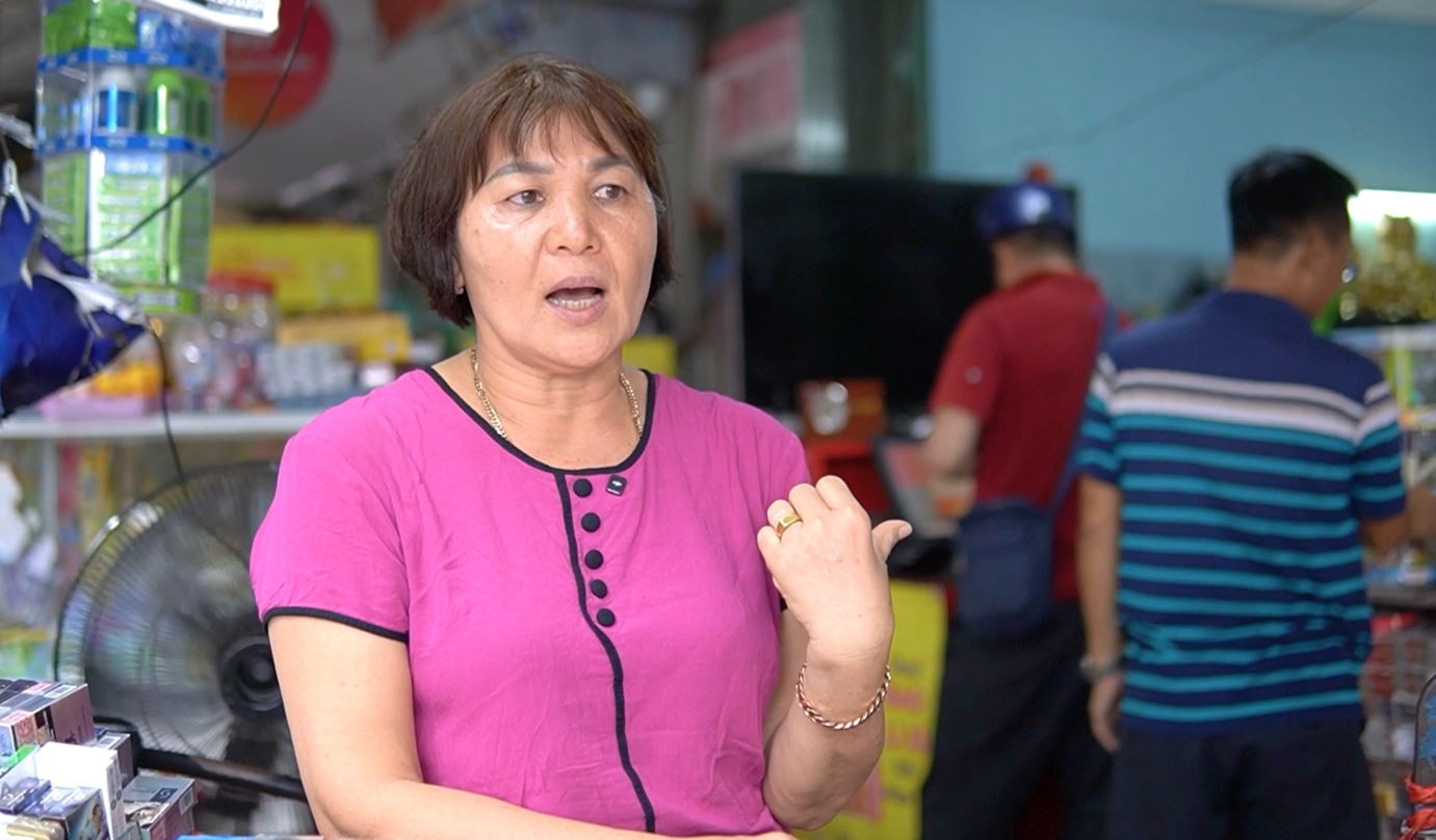 Bà Nguyễn Thị Doanh, chủ tiệm tạp hóa có máy bán vé số Vietlott.