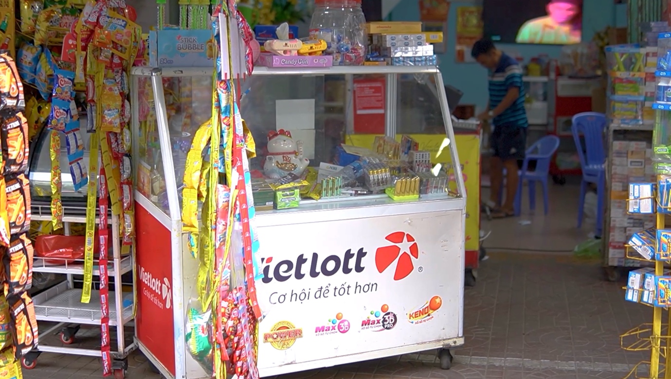 Bán vé số Vietlott giúp bà Doanh có thêm doanh thu bên cạnh hàng tạp hóa.