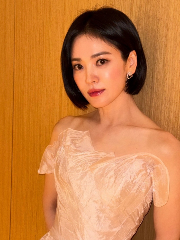 Những ngày qua, cộng đồng mạng liên tục chia sẻ loạt ảnh hậu trường của Song Hye Kyo tại một sự kiện lớn.